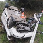 Podrobnosti k sobotní tragické nehodě. Po nárazu do stromu se auto převrátilo. Zemřel spolujezdec