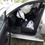 Další oběť silnic. Hasiči hlásí smrt po nárazu do stromu a uzavřenou silnici