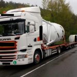 Kamion jel zlešickou zatáčkou rychle a přetrhl popruhy držící silo