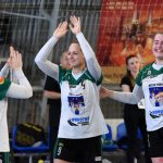 Jan Řehtačka Zborník zahrnul házenkářky květinami