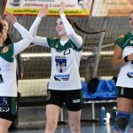Jan Řehtačka Zborník zahrnul házenkářky květinami