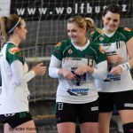 Jan Řehtačka Zborník zahrnul házenkářky květinami