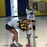 Jan Řehtačka Zborník zahrnul házenkářky květinami