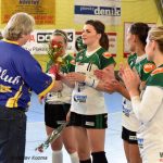 Jan Řehtačka Zborník zahrnul házenkářky květinami
