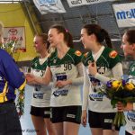 Jan Řehtačka Zborník zahrnul házenkářky květinami
