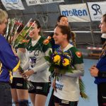 Jan Řehtačka Zborník zahrnul házenkářky květinami