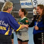Jan Řehtačka Zborník zahrnul házenkářky květinami