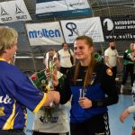 Jan Řehtačka Zborník zahrnul házenkářky květinami