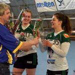 Jan Řehtačka Zborník zahrnul házenkářky květinami