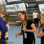 Jan Řehtačka Zborník zahrnul házenkářky květinami