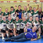 Jan Řehtačka Zborník zahrnul házenkářky květinami