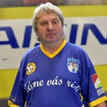 Jan Řehtačka Zborník zahrnul házenkářky květinami