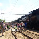 Poprask na ražickém nádraží. Oslavy obce a dráhy zahájil příjezd parní lokomotivy