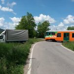Ke včerejší nehodě: Řidič vezl za dodávkou druhé auto, vlak narazil do vlečného lana