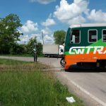 Ke včerejší nehodě: Řidič vezl za dodávkou druhé auto, vlak narazil do vlečného lana