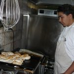 V restauraci Pavla Drdela se učí vařit a obsluhovat děti z dětských domovů