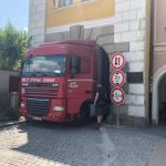 Zaklíněný kamion v Třeboni se podařilo vysvobodit až po pěti hodinách, situace se může opakovat