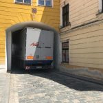 Zaklíněný kamion v Třeboni se podařilo vysvobodit až po pěti hodinách, situace se může opakovat