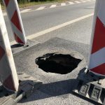 V Třeboni se propadla silnice, hlavní tah na Jindřichův Hradec je zavřený