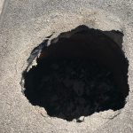 V Třeboni se propadla silnice, hlavní tah na Jindřichův Hradec je zavřený