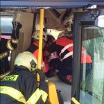 Vážná nehoda v Budějovicích. Řidičku trolejbusu museli po srážce s osobním autem vystříhat