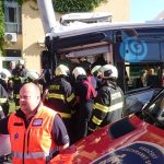 Vážná nehoda v Budějovicích. Řidičku trolejbusu museli po srážce s osobním autem vystříhat