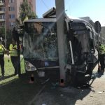 Ranní střet s trolejbusem v Budějovicích zavinil podle policie řidič auta. Doplněny fotografie od hasičů