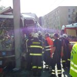 Ranní střet s trolejbusem v Budějovicích zavinil podle policie řidič auta. Doplněny fotografie od hasičů