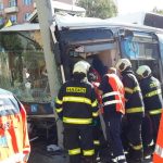 Ranní střet s trolejbusem v Budějovicích zavinil podle policie řidič auta. Doplněny fotografie od hasičů