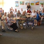 Galerii U Hrocha rozzářily výtvarné práce klientů bechyňského Domova pro seniory