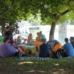 V Týně přivítali léto a Umění ve městě grilovacím piknikem u řeky