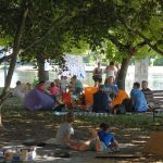 V Týně přivítali léto a Umění ve městě grilovacím piknikem u řeky
