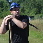 Sečení postaru. Soutěž v kosení trávy měla o bělčické pouti premiéru