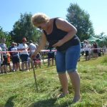 Sečení postaru. Soutěž v kosení trávy měla o bělčické pouti premiéru