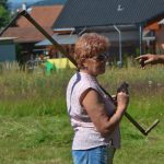 Sečení postaru. Soutěž v kosení trávy měla o bělčické pouti premiéru