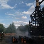 Požár na pile napáchal statisícové škody, hasiči uchránili majetek za víc než milion