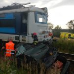 Foto z pondělní tragické nehody! Vlak po střetu tlačil auto ještě 200 metrů