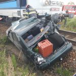 Foto z pondělní tragické nehody! Vlak po střetu tlačil auto ještě 200 metrů