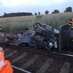 Foto z pondělní tragické nehody! Vlak po střetu tlačil auto ještě 200 metrů
