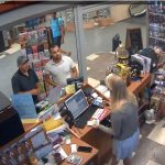 Policie pátrá po totožnosti těchto mužů kvůli incidentu ze začátku července