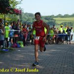 Nevyhráli, přesto se radovali. Mladí triatlonisté ve fotogalerii