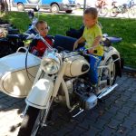 Účastníci srazu veteránů v neděli vyrazili z Chýnova na vyjížďku do Kamenice nad Lipou