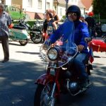 Účastníci srazu veteránů v neděli vyrazili z Chýnova na vyjížďku do Kamenice nad Lipou