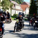 Účastníci srazu veteránů v neděli vyrazili z Chýnova na vyjížďku do Kamenice nad Lipou