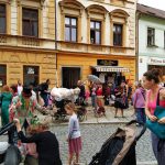 Pískem prošel průvod s obří loutkou v čele. Festival začíná!