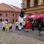 Pískem prošel průvod s obří loutkou v čele. Festival začíná!