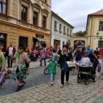 Pískem prošel průvod s obří loutkou v čele. Festival začíná!