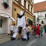 Pískem prošel průvod s obří loutkou v čele. Festival začíná!