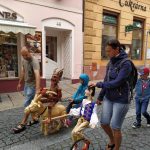 Pískem prošel průvod s obří loutkou v čele. Festival začíná!