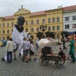 Pískem prošel průvod s obří loutkou v čele. Festival začíná!